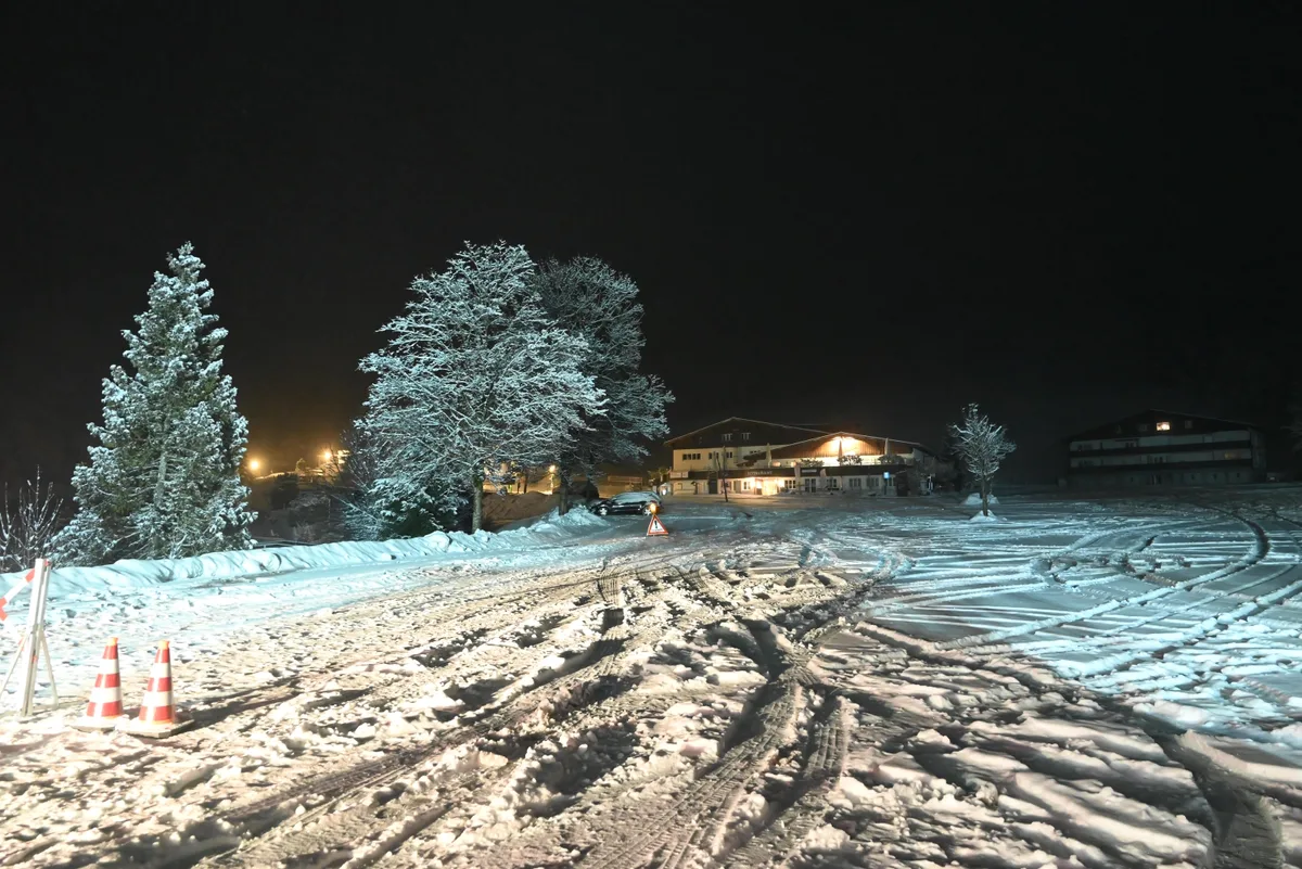 Autospuren auf dem verschneiten Parkplatz der Sportbahnen Atzmännig AG.